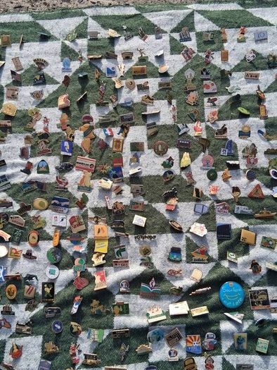900 Vintage Enamel Pin Badges(rrp 1800-2500 euro)