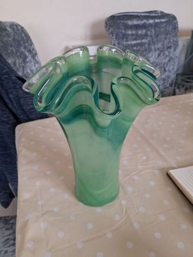 Handkerchief style glass vase