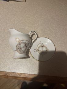 Royal Tara - Aer Lingus Small Mikk Jug & plate Tara Brooch