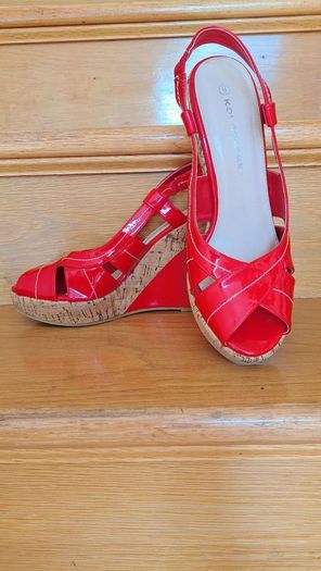 Red wedges size 6