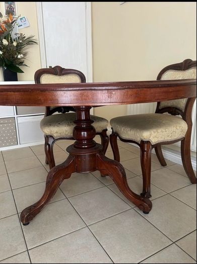 Round dining table and 6 chairs