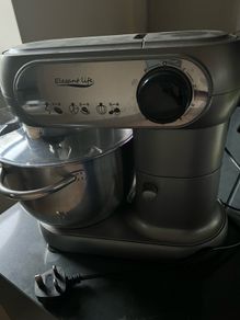 Stand mixer with bowl and attachments (rarely used, as new)