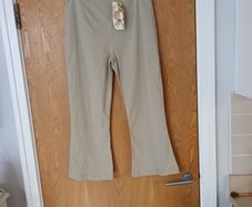 Essentials Trousers. S. 14.  B.N.W.T