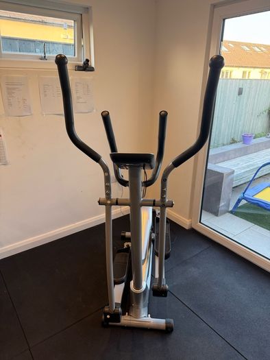 Cross Trainer / Elliptical Exercise Machine
