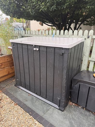 Bin store for 2 bins