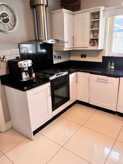 Full Kitchen, Granite Worktops and Appliances