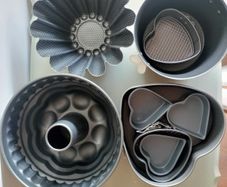 Novelty cake tins