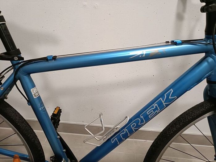 New Trek size M hybrid bike.