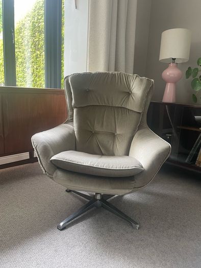 Mid century Egg Chair