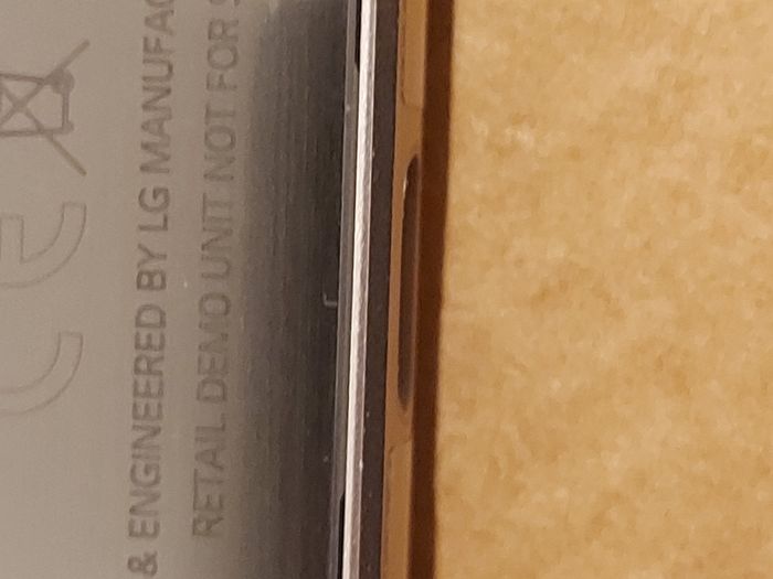 LG G6 mobile phone, 32GB, sim tray missing, excellent cosmetic condition otherwise