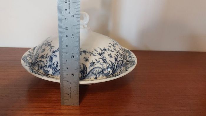 Fabulous Antique Blue and White Lidded Muffin Dish by Royal Worcester in a Beautiful Acanthus Leaf Pattern, Dated 1901, See Condition Report