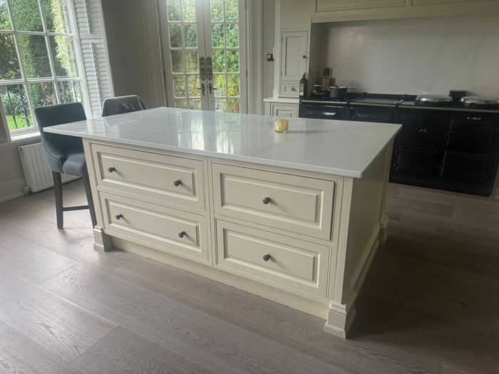 Kitchen island including quartz worktop