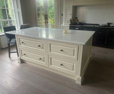 Kitchen island including quartz worktop