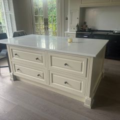 Kitchen island including quartz worktop
