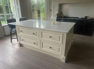 Kitchen island including quartz worktop