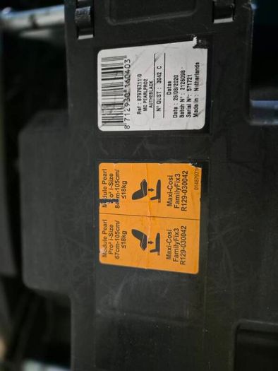 Maxi Cosi Pearl Pro 2 Car Seat and Family Fix 3 isofix base