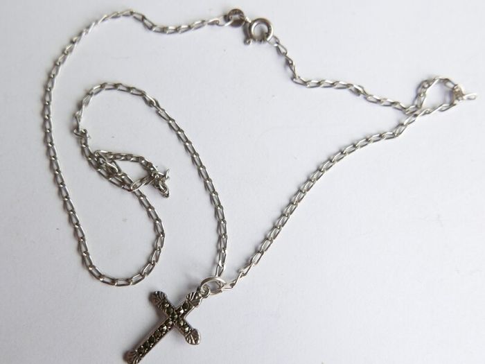 Vintage 925 Sterling Silver Cross Pendant Necklace with Marcasite detail