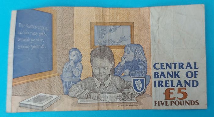 Irish 2 X 1998  Five Pound banknots in Fine  condition