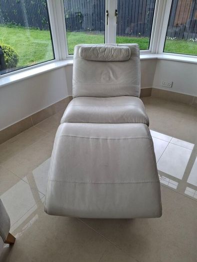 chaise lounge
