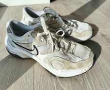 Nike trainers - beige and white - size UK 5