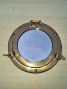 Decorative mirror in the shape of a ship's porthole