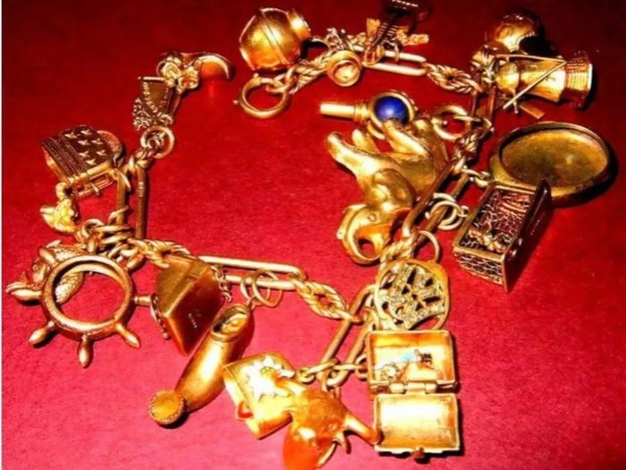 Gold Charm Bracelet/Dutch Diamonds/Vale Charms