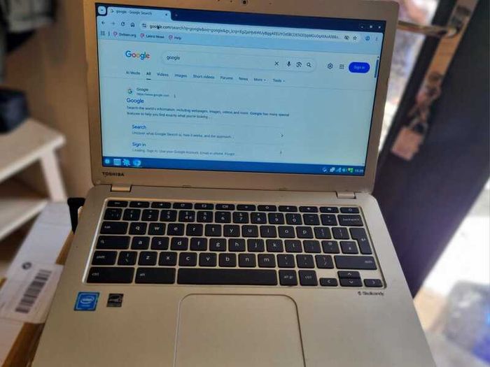 Toshiba 13" laptop chromebook running Linux