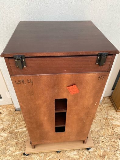 Record / Speaker cabinet