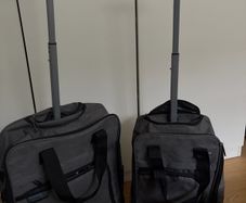 Set of 2 suitcases, both with wheels and extendable handles
