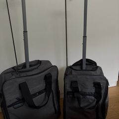 Set of 2 suitcases, both with wheels and extendable handles