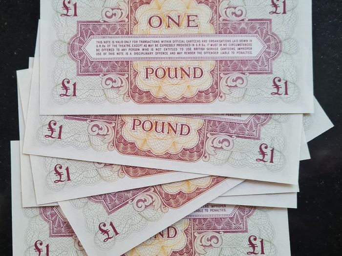 Lot of 7 In Sequence Great Britain (British Armed Forces) 1 Pound 1962 Pick M36 4th SERIES ( Uncirculated ) Banknotes