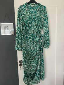 Midi dress by Quiz.