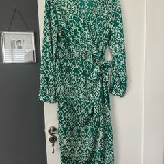 Midi dress by Quiz.