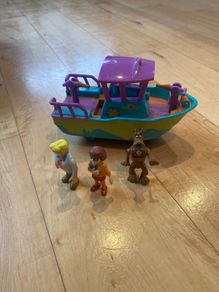 Scooby Doo boat and figures