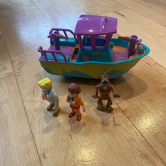 Scooby Doo boat and figures