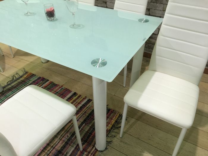 White glass dinning table +6 chairs.