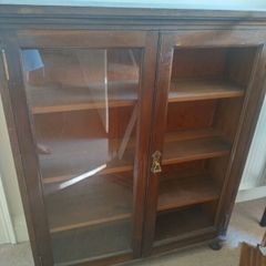 Glass shelving unit
