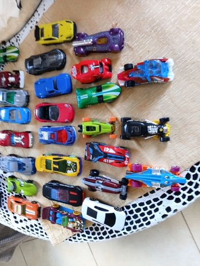 33 die cast metal cars e.c.t