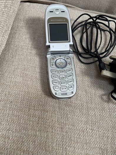 Motorola V220 Flip phone