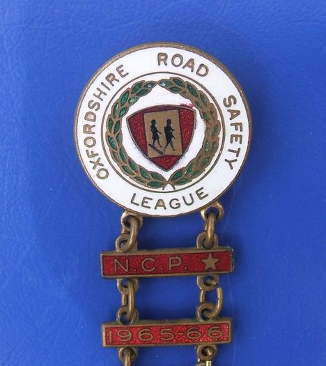 OXFORDSHIRE ROAD SAFETY LEAGUE (child's road safety courses) - award badge with 4 bars (1960's). Rare with added bars.
