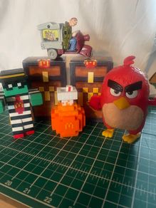 4 collectable fast food figures
