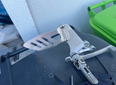 Suzuki Gsxr k6-K8 rhs original foot peg and hanger