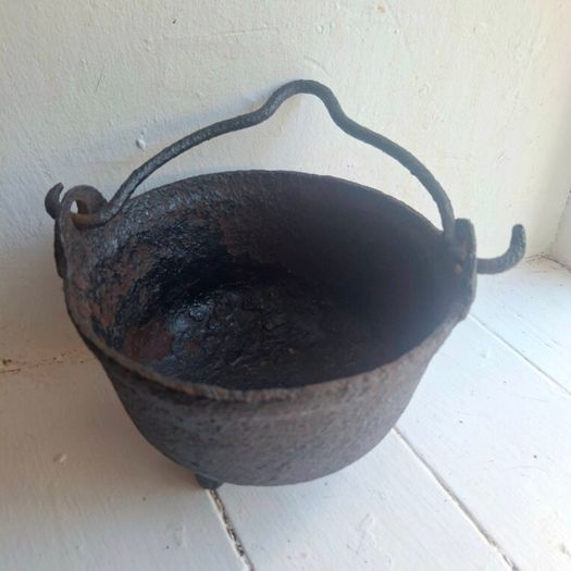 Small Cast Iron 3-Legged Gypsy Pot