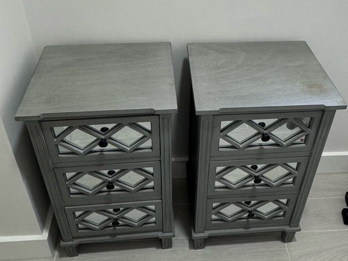 2 mirrored lockers
