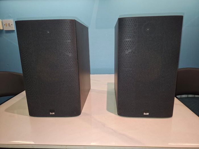 B & W 685 S1 speakers