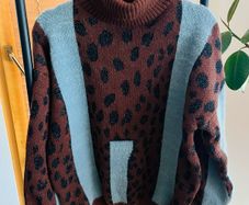 Ribbed lose leopard print polo neck jumper
