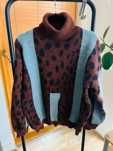 Ribbed lose leopard print polo neck jumper