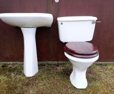 Close-coupled toilet and pedestal basin