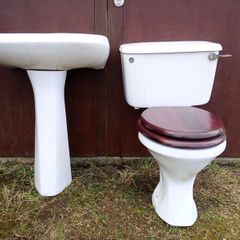 Close-coupled toilet and pedestal basin