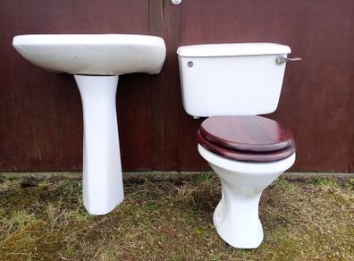 Close-coupled toilet and pedestal basin